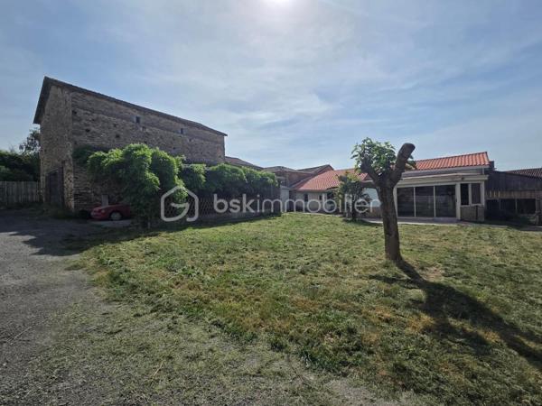 Venez découvrir cette maison de campagne, située dans une petite commune des Deux-Sèvres à seulement quelques minutes des commerces de proximité et école.

Elle se compose en rez-de-chaussée d'un salon séjour de 43m2 avec poêle à granulés, une cuisine de 40m2 lumineuse, 2 chambres de 15m2 chacune, une salle d'eau, un toilette séparé et un espace buanderie.
A l'étage, une chambre avec un espace bureau et un grenier à finir d'aménager.

Côté extérieur, un préau de 60m2 attenant à une belle grange pouvant être réhabilitée et autres dépendances le tout sur un terrain clos.

Les atouts:
- Couverture récente
- Ouvertures en double vitrage en RdC
- Poêle à granulés
- Assainissement collectif conforme

Des travaux de finition sont à prévoir
