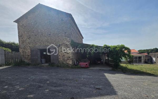 Venez découvrir cette maison de campagne, située dans une petite commune des Deux-Sèvres à seulement quelques minutes des commerces de proximité et école.

Elle se compose en rez-de-chaussée d'un salon séjour de 43m2 avec poêle à granulés, une cuisine de 40m2 lumineuse, 2 chambres de 15m2 chacune, une salle d'eau, un toilette séparé et un espace buanderie.
A l'étage, une chambre avec un espace bureau et un grenier à finir d'aménager.

Côté extérieur, un préau de 60m2 attenant à une belle grange pouvant être réhabilitée et autres dépendances le tout sur un terrain clos.

Les atouts:
- Couverture récente
- Ouvertures en double vitrage en RdC
- Poêle à granulés
- Assainissement collectif conforme

Des travaux de finition sont à prévoir