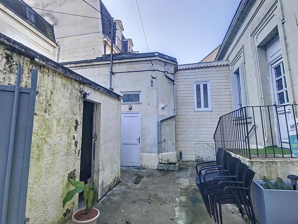 Centre-ville de Saumur : maison avec cour et garage