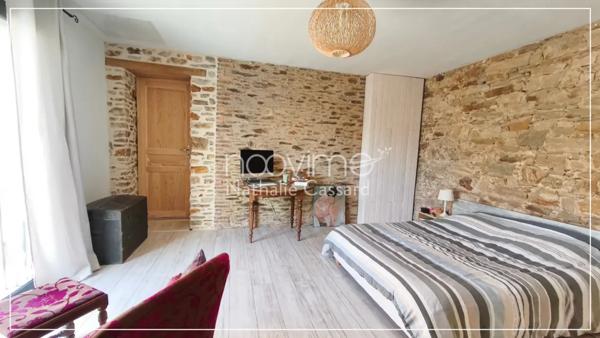 Maison en pierres de 250 m2 5 chambres sur 1850 m2 avec pisc
