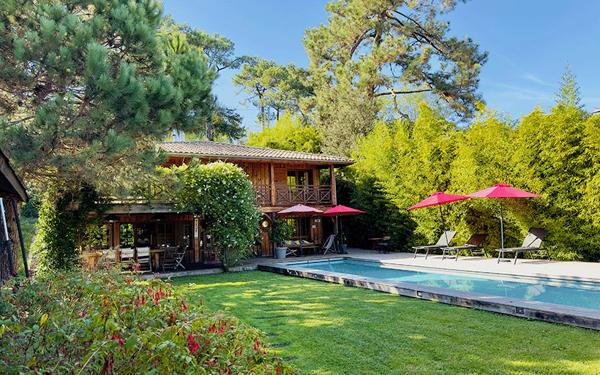 Cap Ferret, Port de la Vigne, ravissante Villa bois « esprit bassin » 145m2 habitable nichée au milieu d’un magnifique jardin paysagé de 1000 m2 avec grande piscine
