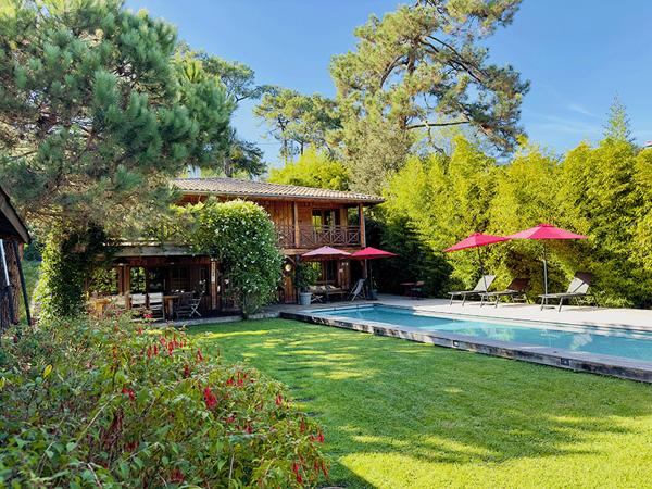 Cap Ferret, Port de la Vigne, ravissante Villa bois « esprit bassin » 145m2 habitable nichée au milieu d’un magnifique jardin paysagé de 1000 m2 avec grande piscine