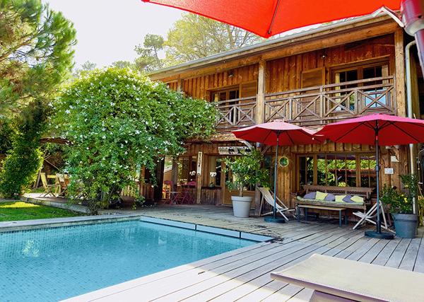 Cap Ferret, Port de la Vigne, ravissante Villa bois « esprit bassin » 145m2 habitable nichée au milieu d’un magnifique jardin paysagé de 1000 m2 avec grande piscine