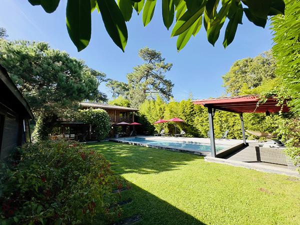 Cap Ferret, Port de la Vigne, ravissante Villa bois « esprit bassin » 145m2 habitable nichée au milieu d’un magnifique jardin paysagé de 1000 m2 avec grande piscine
