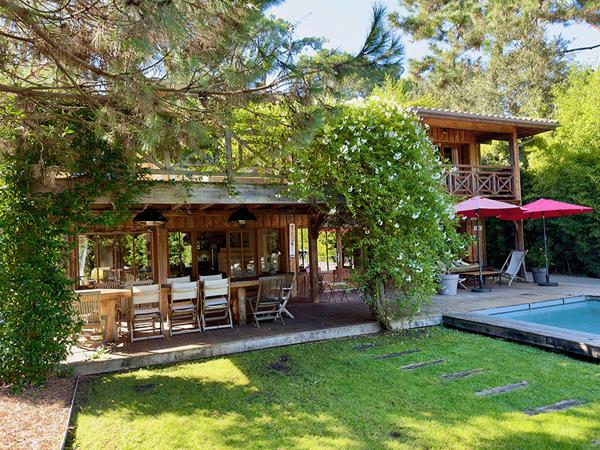 Cap Ferret, Port de la Vigne, ravissante Villa bois « esprit bassin » 145m2 habitable nichée au milieu d’un magnifique jardin paysagé de 1000 m2 avec grande piscine