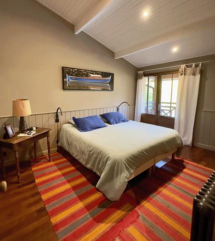 Cap Ferret, Port de la Vigne, ravissante Villa bois « esprit bassin » 145m2 habitable nichée au milieu d’un magnifique jardin paysagé de 1000 m2 avec grande piscine
