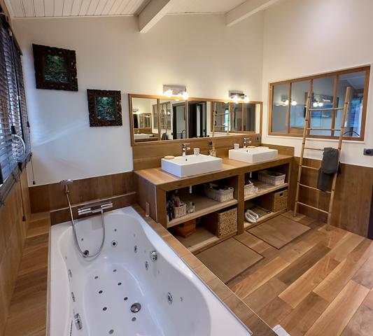 Cap Ferret, Port de la Vigne, ravissante Villa bois « esprit bassin » 145m2 habitable nichée au milieu d’un magnifique jardin paysagé de 1000 m2 avec grande piscine