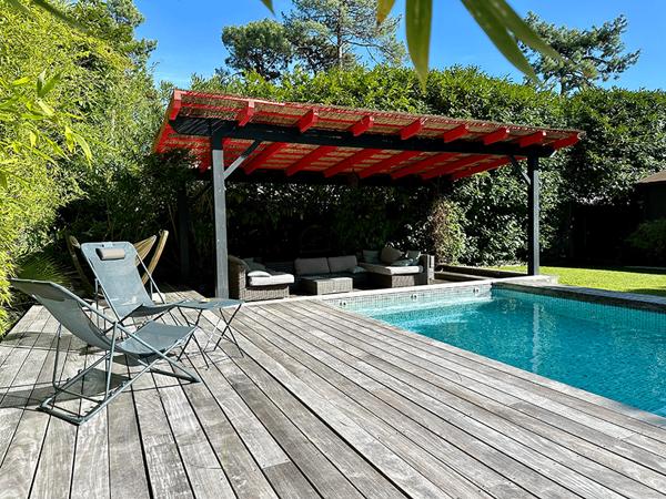 Cap Ferret, Port de la Vigne, ravissante Villa bois « esprit bassin » 145m2 habitable nichée au milieu d’un magnifique jardin paysagé de 1000 m2 avec grande piscine