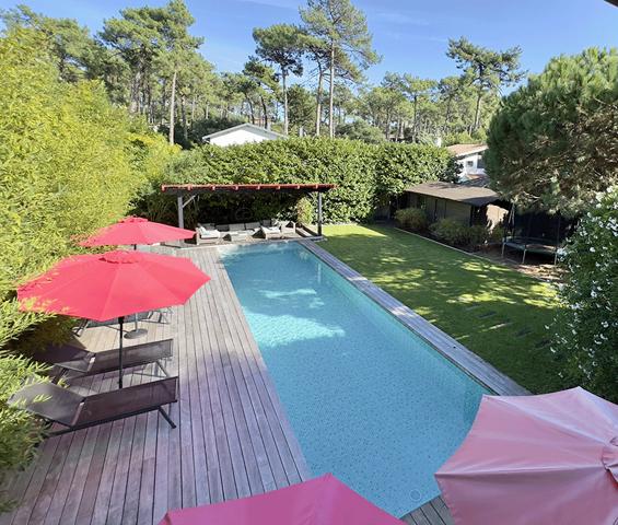 Cap Ferret, Port de la Vigne, ravissante Villa bois « esprit bassin » 145m2 habitable nichée au milieu d’un magnifique jardin paysagé de 1000 m2 avec grande piscine