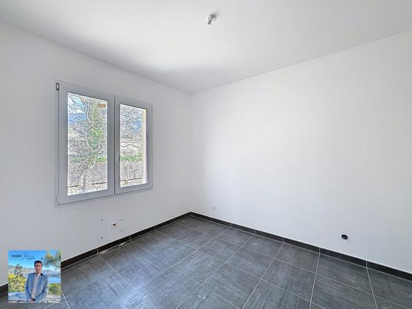 Maison et jardin en pleine nature