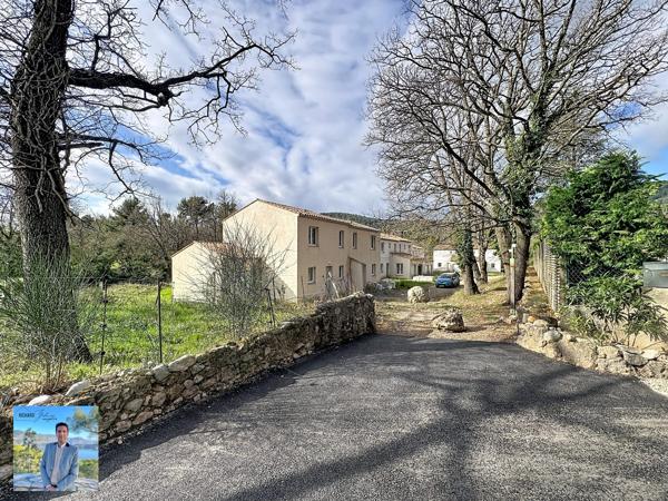 Maison et jardin en pleine nature