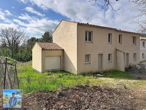 Maison et jardin en pleine nature
