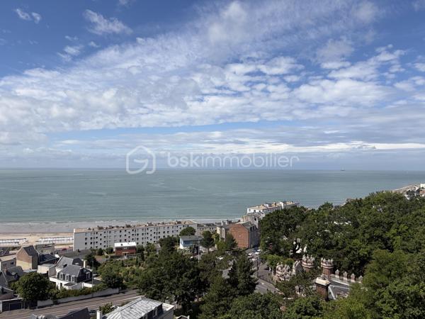 Au sein d’une résidence entretenue avec ascenseurs, située à proximité immédiate du littoral, cet appartement de 67 m², situé au 10ᵉ étage sur 11, bénéficie d’une vue panoramique remarquable sur la mer et le Cap de la Hève.

L’appartement comprend une entrée desservant une pièce de vie lumineuse avec cuisine ouverte aménagée et équipée, prolongée par un balcon exposé Sud-Ouest offrant un panorama dégagé sur l’horizon et la mer.

Un bureau indépendant d’environ 6 m² complète l’espace principal et permet différents usages selon les besoins.

La partie nuit se compose d’une chambre avec dressing bénéficiant d’une vue dégagée sur la nature. Une salle de bains et des toilettes indépendants complètent l’agencement de l’appartement.

Une cave facilement accessible est incluse dans la vente.

La résidence dispose de stationnements libres et offre la possibilité de louer un garage fermé au sein de l’immeuble. Le chauffage collectif ainsi que l’eau chaude sont compris dans les charges.

Situé à environ 400 mètres de la plage, ce bien sans vis-à-vis réunit les atouts d’un emplacement recherché, d’une vue exceptionnelle et d’un environnement particulièrement ouvert et lumineux.

Prix de vente : 298 000 €