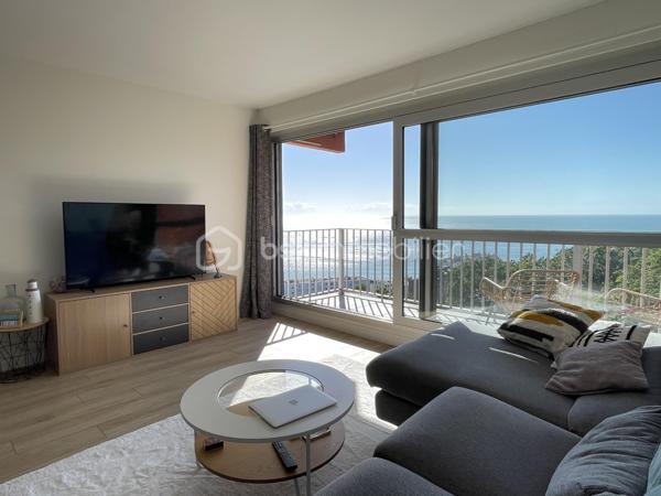 Au sein d’une résidence entretenue avec ascenseurs, située à proximité immédiate du littoral, cet appartement de 67 m², situé au 10ᵉ étage sur 11, bénéficie d’une vue panoramique remarquable sur la mer et le Cap de la Hève.

L’appartement comprend une entrée desservant une pièce de vie lumineuse avec cuisine ouverte aménagée et équipée, prolongée par un balcon exposé Sud-Ouest offrant un panorama dégagé sur l’horizon et la mer.

Un bureau indépendant d’environ 6 m² complète l’espace principal et permet différents usages selon les besoins.

La partie nuit se compose d’une chambre avec dressing bénéficiant d’une vue dégagée sur la nature. Une salle de bains et des toilettes indépendants complètent l’agencement de l’appartement.

Une cave facilement accessible est incluse dans la vente.

La résidence dispose de stationnements libres et offre la possibilité de louer un garage fermé au sein de l’immeuble. Le chauffage collectif ainsi que l’eau chaude sont compris dans les charges.

Situé à environ 400 mètres de la plage, ce bien sans vis-à-vis réunit les atouts d’un emplacement recherché, d’une vue exceptionnelle et d’un environnement particulièrement ouvert et lumineux.

Prix de vente : 298 000 €