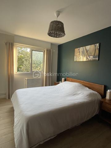 Au sein d’une résidence entretenue avec ascenseurs, située à proximité immédiate du littoral, cet appartement de 67 m², situé au 10ᵉ étage sur 11, bénéficie d’une vue panoramique remarquable sur la mer et le Cap de la Hève.

L’appartement comprend une entrée desservant une pièce de vie lumineuse avec cuisine ouverte aménagée et équipée, prolongée par un balcon exposé Sud-Ouest offrant un panorama dégagé sur l’horizon et la mer.

Un bureau indépendant d’environ 6 m² complète l’espace principal et permet différents usages selon les besoins.

La partie nuit se compose d’une chambre avec dressing bénéficiant d’une vue dégagée sur la nature. Une salle de bains et des toilettes indépendants complètent l’agencement de l’appartement.

Une cave facilement accessible est incluse dans la vente.

La résidence dispose de stationnements libres et offre la possibilité de louer un garage fermé au sein de l’immeuble. Le chauffage collectif ainsi que l’eau chaude sont compris dans les charges.

Situé à environ 400 mètres de la plage, ce bien sans vis-à-vis réunit les atouts d’un emplacement recherché, d’une vue exceptionnelle et d’un environnement particulièrement ouvert et lumineux.

Prix de vente : 298 000 €