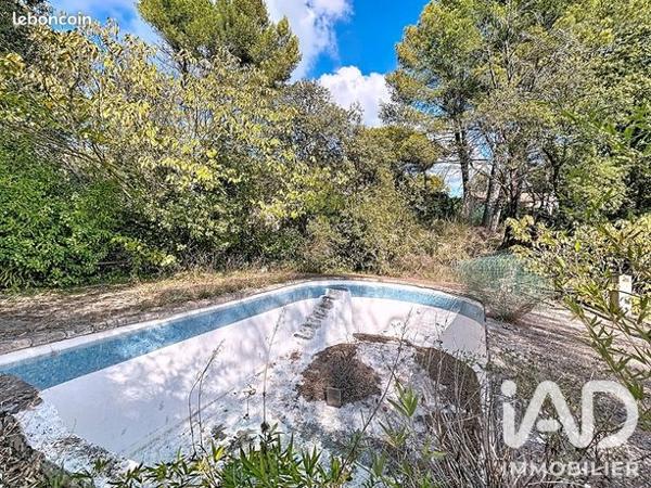 Terrain à vendre 374 m² Lambesc