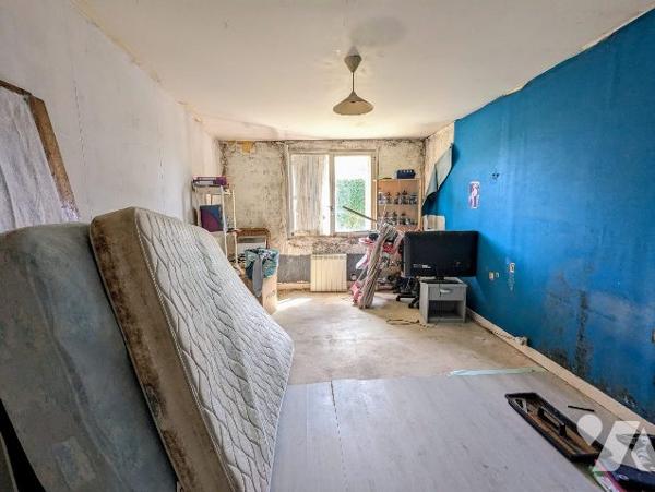 Maison à rénover avec 1300m² de parcelle