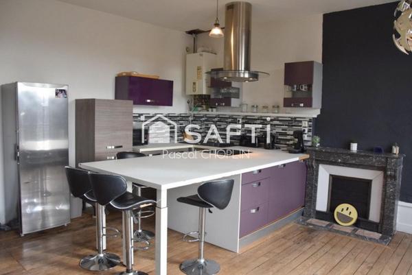 Appartement traversant avec cachet à proximité de toutes les commodités.