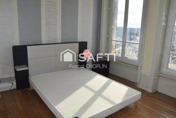 Appartement traversant avec cachet à proximité de toutes les commodités.