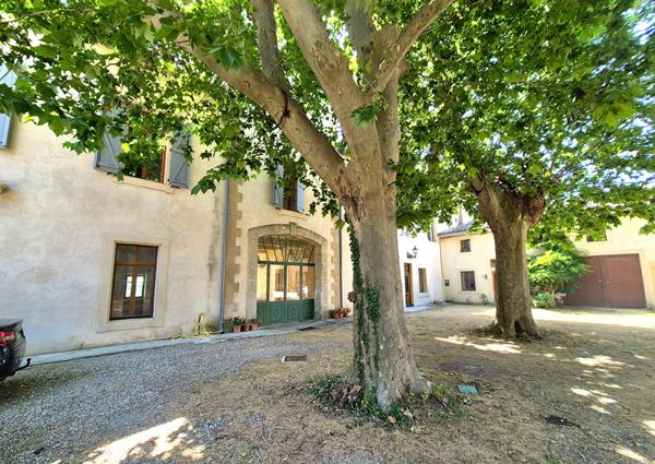Château XVIIIe restauré en lisière de vignoble ? 3 habitations indépendantes, dépendances et parc paysager Beziers