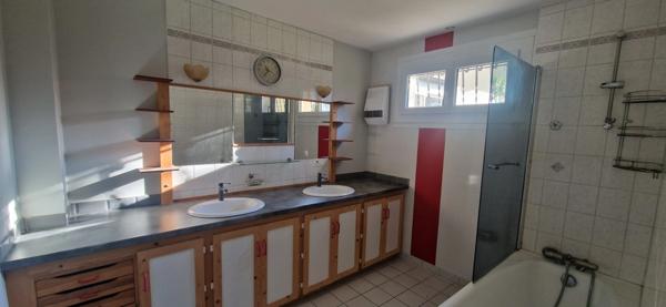 Maison à vendre 6 pièces de 135m² + studio 65m²(32)