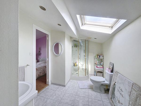 Maison familiale sur 3 niveaux à vendre au centre du Gua, avec sa piscine et  170 m²  à proximité des commodités.
