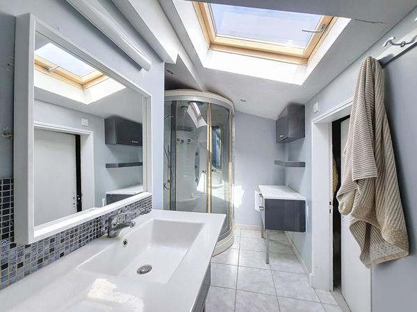 Maison familiale sur 3 niveaux à vendre au centre du Gua, avec sa piscine et  170 m²  à proximité des commodités.