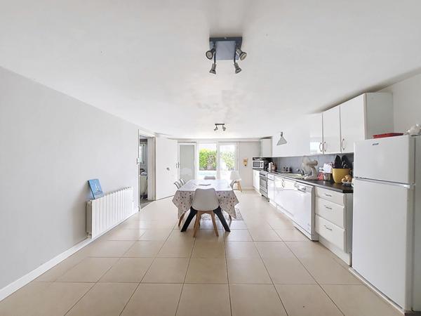 Maison familiale sur 3 niveaux à vendre au centre du Gua, avec sa piscine et  170 m²  à proximité des commodités.