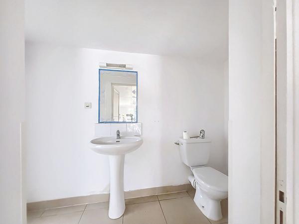 Maison familiale sur 3 niveaux à vendre au centre du Gua, avec sa piscine et  170 m²  à proximité des commodités.