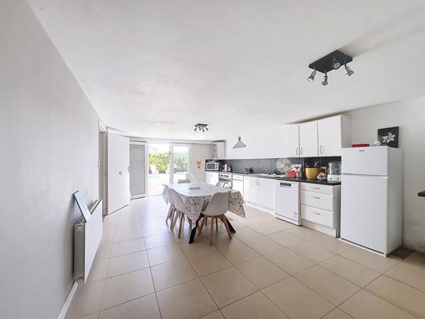 Maison familiale sur 3 niveaux à vendre au centre du Gua, avec sa piscine et  170 m²  à proximité des commodités.
