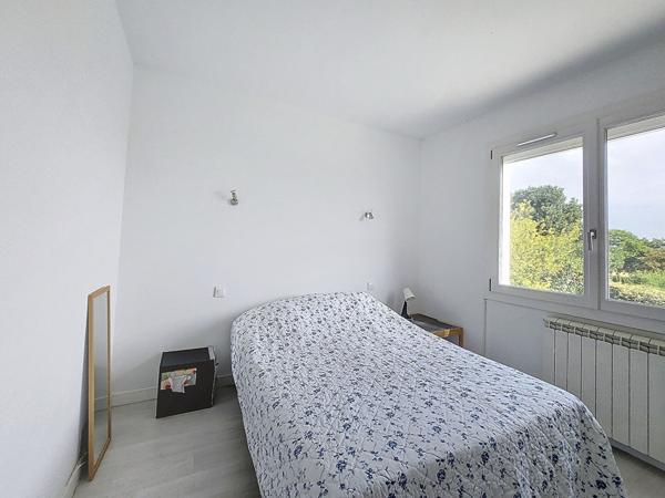 Maison familiale sur 3 niveaux à vendre au centre du Gua, avec sa piscine et  170 m²  à proximité des commodités.