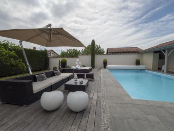 EXCLUSIVITE. Est lyonnais, à 25mn de Lyon, dans le village de Bressolles, ferme de caractère du XIXe ...