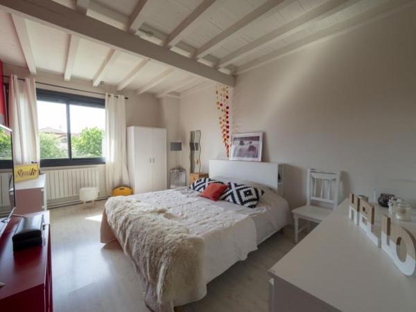 EXCLUSIVITE. Est lyonnais, à 25mn de Lyon, dans le village de Bressolles, ferme de caractère du XIXe ...