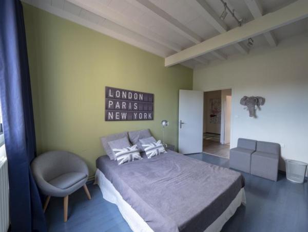 EXCLUSIVITE. Est lyonnais, à 25mn de Lyon, dans le village de Bressolles, ferme de caractère du XIXe ...
