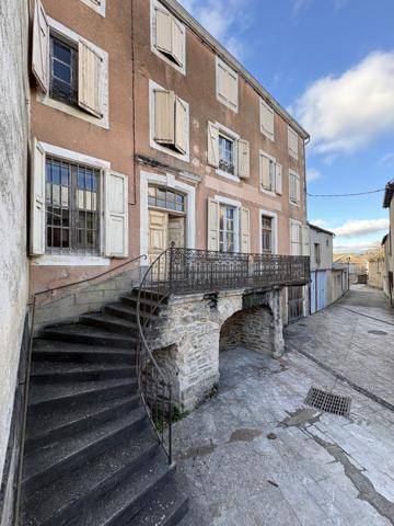 Ségur (12290) Ségur en Aveyron. Magnifique propriété de caractère avec jardin en centre village.