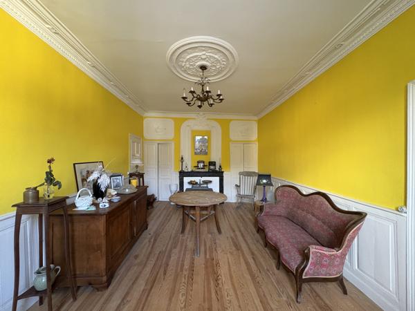 Ségur (12290) Ségur en Aveyron. Magnifique propriété de caractère avec jardin en centre village.