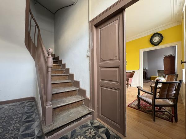 Ségur (12290) Ségur en Aveyron. Magnifique propriété de caractère avec jardin en centre village.