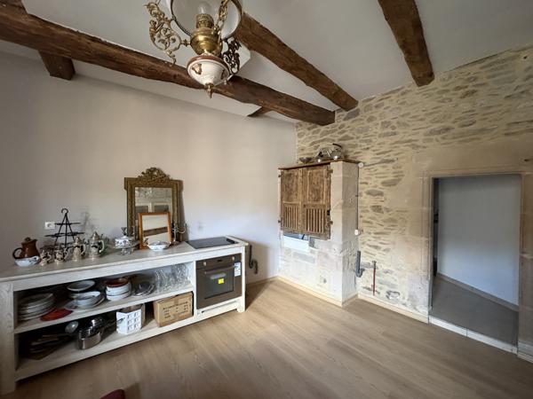 Ségur (12290) Ségur en Aveyron. Magnifique propriété de caractère avec jardin en centre village.