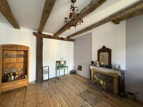 Ségur (12290) Ségur en Aveyron. Magnifique propriété de caractère avec jardin en centre village.