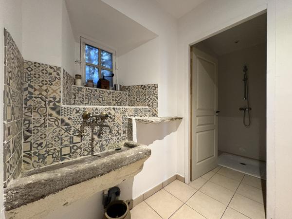 Ségur (12290) Ségur en Aveyron. Magnifique propriété de caractère avec jardin en centre village.