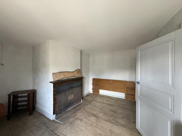 Ségur (12290) Ségur en Aveyron. Magnifique propriété de caractère avec jardin en centre village.