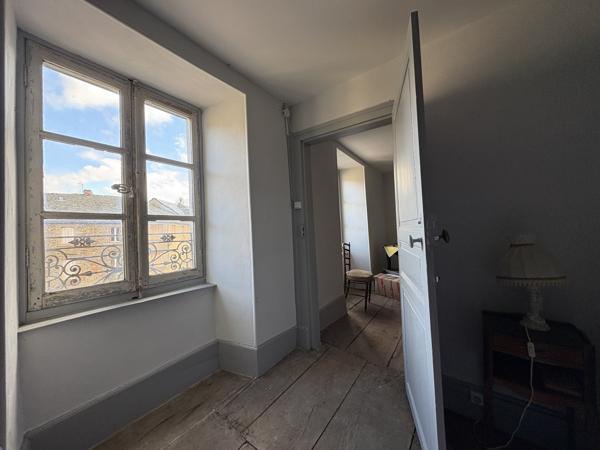 Ségur (12290) Ségur en Aveyron. Magnifique propriété de caractère avec jardin en centre village.