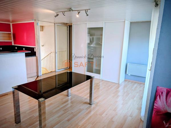 Maison de ville atypique avec balcon et terrasse