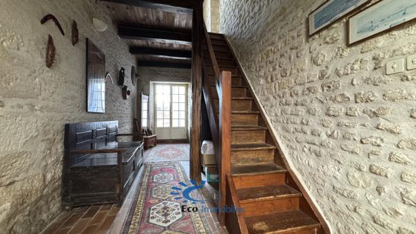 LA JARRIE MAISON CHARENTAISE 180 M² JARDIN PISCINE  La jarrie