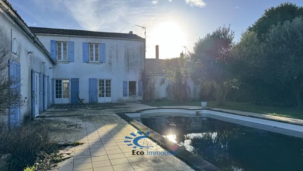 LA JARRIE MAISON CHARENTAISE 180 M² JARDIN PISCINE  La jarrie