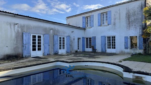LA JARRIE MAISON CHARENTAISE 180 M² JARDIN PISCINE  La jarrie