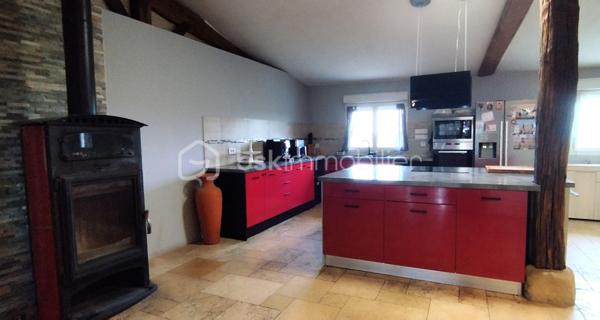 A vendre entre Tonneins et  Marmande, au cœur de la Nouvelle Aquitaine, Ancienne ferme rénovée. 
En osmose avec son environnement rural et verdoyant, venez profiter de cette maison pierre de plein pied idéalement située. 
La maison vous surprend autant par son espace intérieur que extérieur. 
Vous pouvez profiter :
- de prestations très appréciées comme : séjour avec son poêle, cuisine équipée et aménagée, chauffage par pompe a chaleur, piscine (en construction)...
- de l'espace : nombreuses chambres, salle de bain, WC, rangements, terrain clos, abri de jardin, carport...
L'élégance de ce lieu unique vous accueille dès à présent et vous offre l'opportunité de poser vos valises dès à présent.
Coup de coeur garantie :)