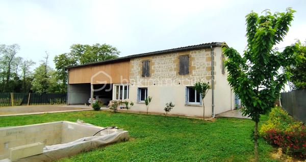 A vendre entre Tonneins et  Marmande, au cœur de la Nouvelle Aquitaine, Ancienne ferme rénovée. 
En osmose avec son environnement rural et verdoyant, venez profiter de cette maison pierre de plein pied idéalement située. 
La maison vous surprend autant par son espace intérieur que extérieur. 
Vous pouvez profiter :
- de prestations très appréciées comme : séjour avec son poêle, cuisine équipée et aménagée, chauffage par pompe a chaleur, piscine (en construction)...
- de l'espace : nombreuses chambres, salle de bain, WC, rangements, terrain clos, abri de jardin, carport...
L'élégance de ce lieu unique vous accueille dès à présent et vous offre l'opportunité de poser vos valises dès à présent.
Coup de coeur garantie :)
