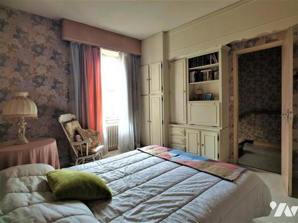 Ensemble immobilier en centre-ville Maison sur quatre niveaux et local commercial loué