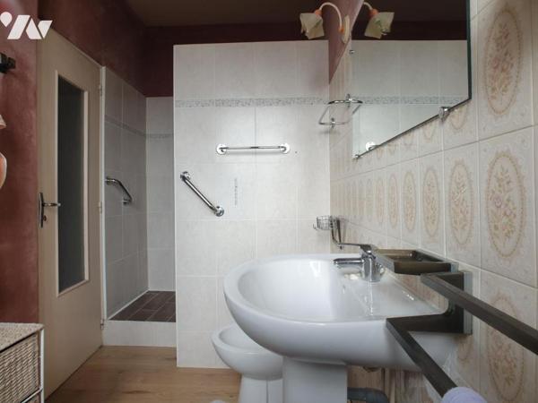 Ensemble immobilier en centre-ville Maison sur quatre niveaux et local commercial loué